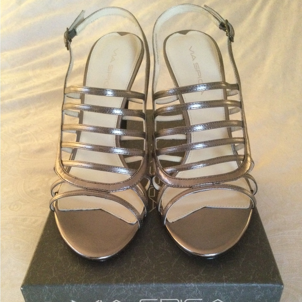 NIB Via Spiga Emmy pewter metallic leather strappy heel. Size 9.